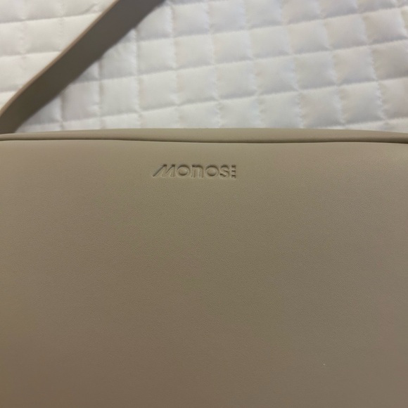 MON15. Metro Crossbody Bag.The Metro Bag securely carries your daily essentials - Picture 7 of 8